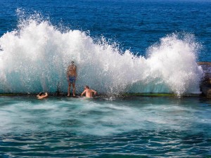 Tragedia en Canarias: una ola gigante arrasó una piscina natural, cuatro muertos y un desaparecido